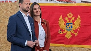Jakov Milatovic, et sa femme Milena au bureau de vote de Podgorica, capitale du Monténégro, le dimanche 19 mars 2023.
