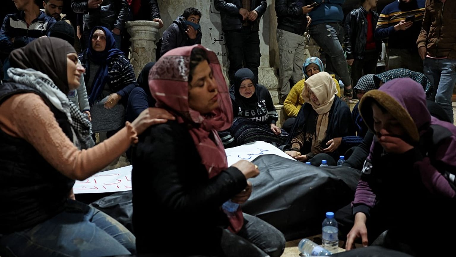  مواطنون ينعون جثث عائلة كردية قتلها مقاتلون مدعومون من تركيا وسط احتفالات بعيد النوروز في الجنديريس بمحافظة حلب الخاضعة لسيطرة الثوار. 21 آذار 2023