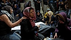  مواطنون ينعون جثث عائلة كردية قتلها مقاتلون مدعومون من تركيا وسط احتفالات بعيد النوروز في الجنديريس بمحافظة حلب الخاضعة لسيطرة الثوار. 21 آذار 2023