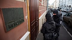 Polizeikräfte vor dem Memorial-Büro in Moskau