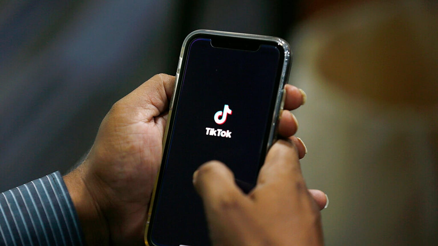 تطبيق "تيك توك"على هاتف خلوي