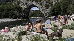 Baden unter dem berühmten Felsbogen  "Pont d'Arc" in der Ardèche.
