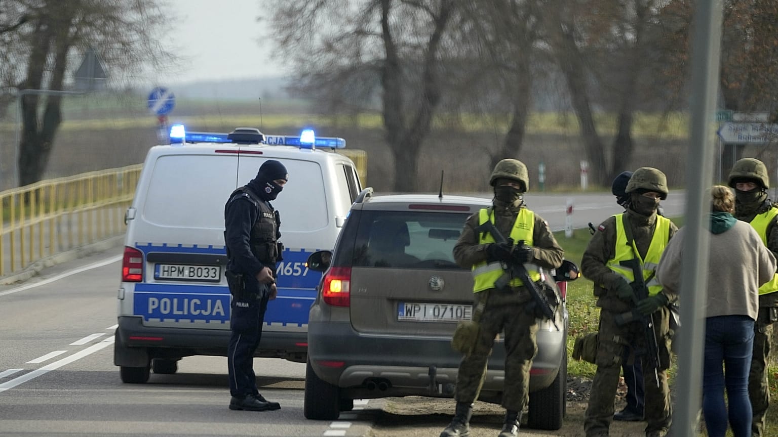 Lengyel katonák és rendőrök tartanak ellenőrzést a belorusz határon