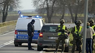 Lengyel katonák és rendőrök tartanak ellenőrzést a belorusz határon