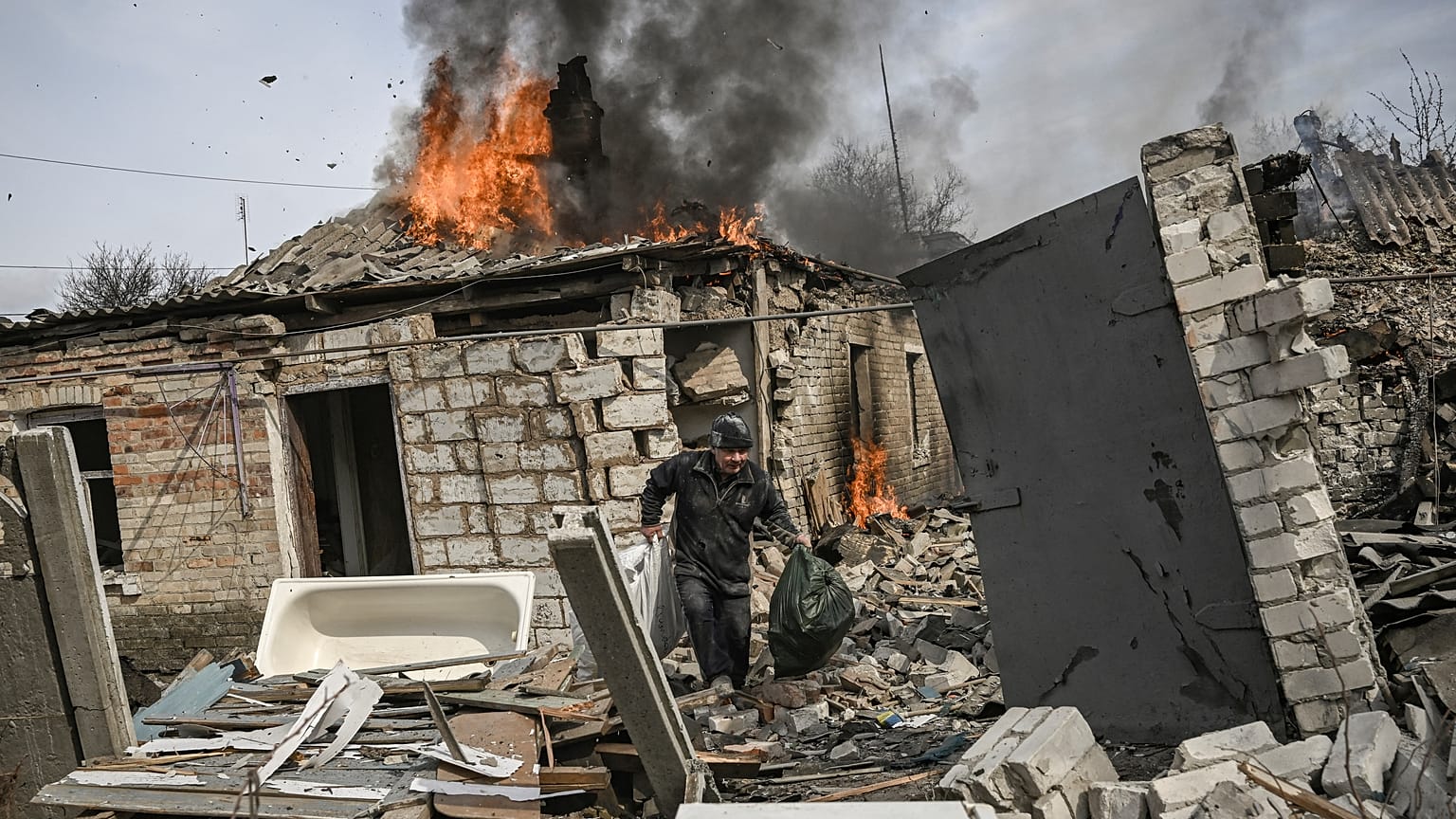 In der Nähe von Bachmut in der Ukraine - heftiger Artilleriebeschuss