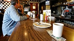 Европейская культура чаевых была осуждена в вирусном твите