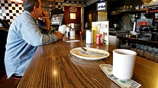 Европейская культура чаевых была осуждена в вирусном твите