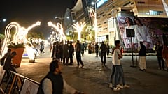 Des habitants d'Islamabad (Pakistan) devant un centre commercial après le séisme, le 21 mars 2023.