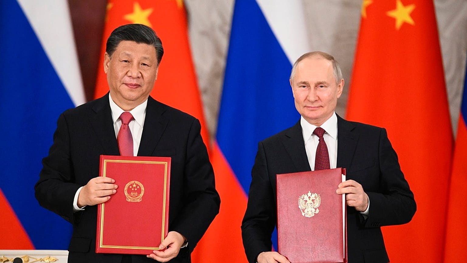  Çin Devlet Başkanı Şi Cinping (sol), Rusya Devlet Başkanı Vladimir Putin 