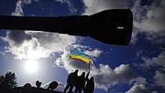 Ukrán katonák angliai kiképzésen egy Challenger 2 tanknál - 2023 februárja, Dorset, England