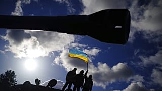 Ukrán katonák angliai kiképzésen egy Challenger 2 tanknál - 2023 februárja, Dorset, England