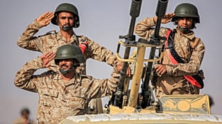 جنود يمنيون على مركبة خلال عرض عسكري لتخريج فوج عسكري في مأرب شمال شرق اليمن