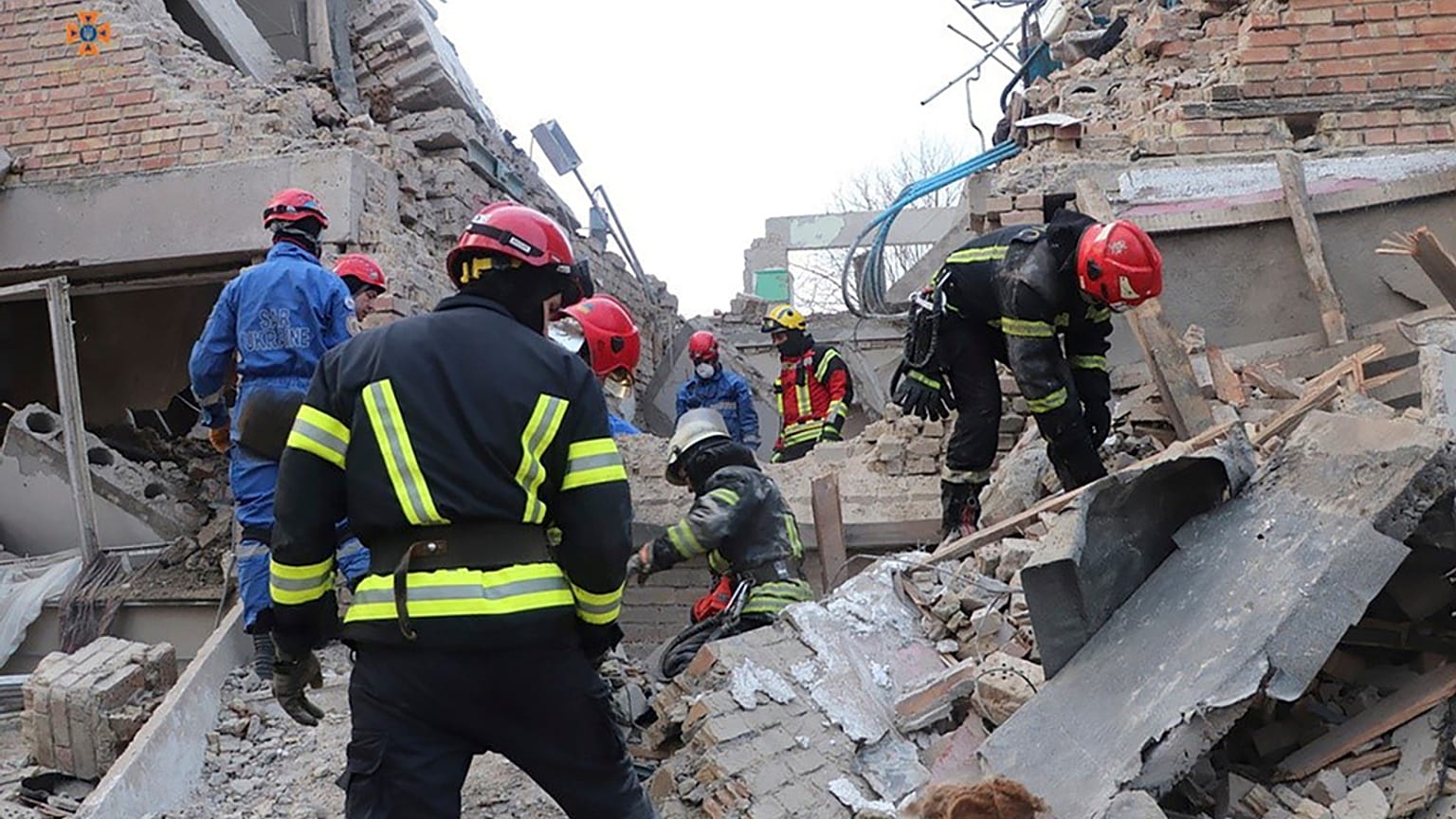 Equipos de emergencia trabajan en un edificio bombardeado en Rzhyshchiv, en la región de Kiev, Ucrania. 