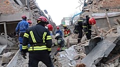 Des secouristes sur les lieux de l'attaque à Rzhyshchiv, dans la région de Kyiv