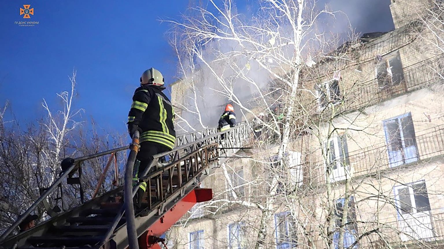 Bombeiros combatem incêndio após ataque russo na região de Kiev
