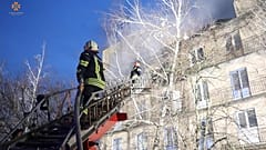 Bombeiros combatem incêndio após ataque russo na região de Kiev