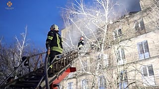 Bombeiros combatem incêndio após ataque russo na região de Kiev