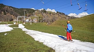Műhó a svájci Alpokban 2023 január hetedikén, az Engelbergi sípályán, Svájcban