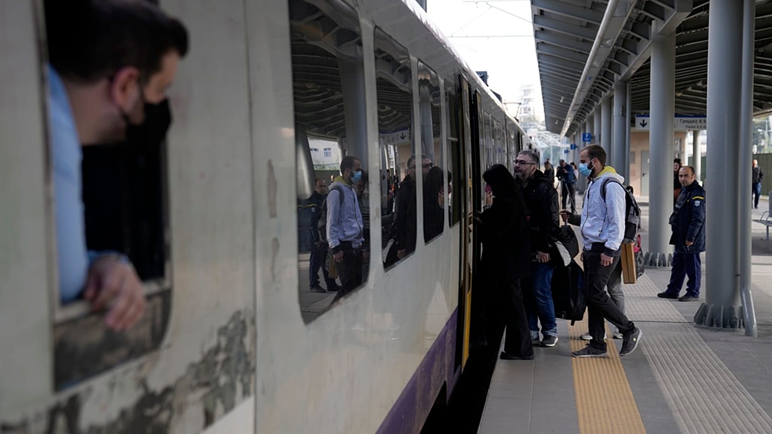 Fahrgäste am 22. März 2023 am Hauptbahnhof in Athen