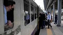 Fahrgäste am 22. März 2023 am Hauptbahnhof in Athen