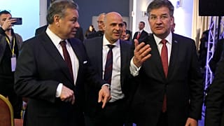 Los mediadores Gabriel Escobar y Miroslav Lajcak, junto al mandatario de Macedonia del Norte, Dimitar Kovacevski