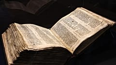 "´Codex Sassoon" olarak isimlendirilen, yaklaşık 1100 yıl önce 400 sayfalık bir parşömene el yazısı ile yazılan ve en eski Tevrat olduğuna inaılan kutsal kitabın kopyası 