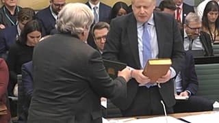 Boris Johnson giura sulla Bibbia prima di una interrogazione parlamentare