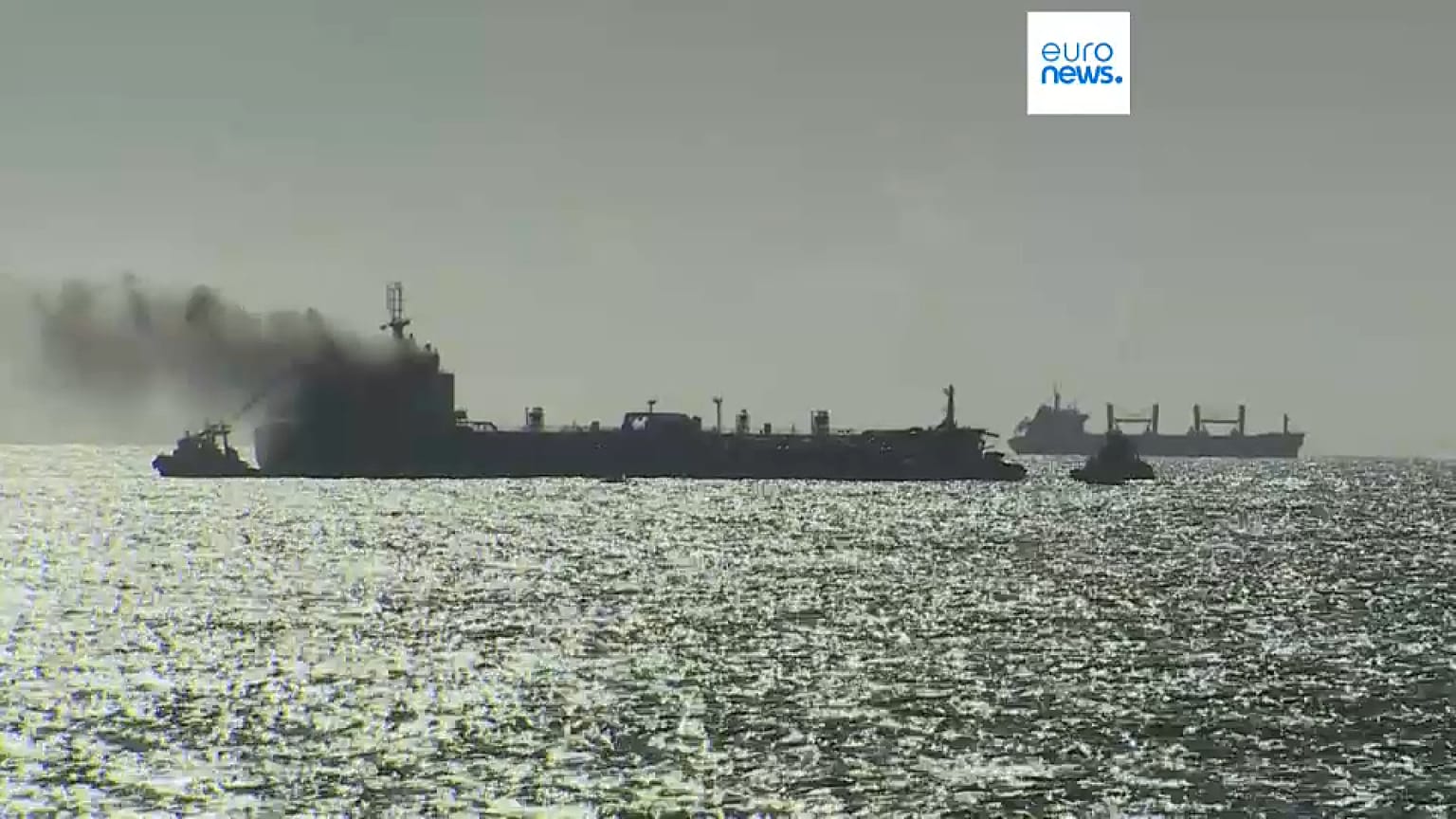 A kigyulladt tanker a tengeren