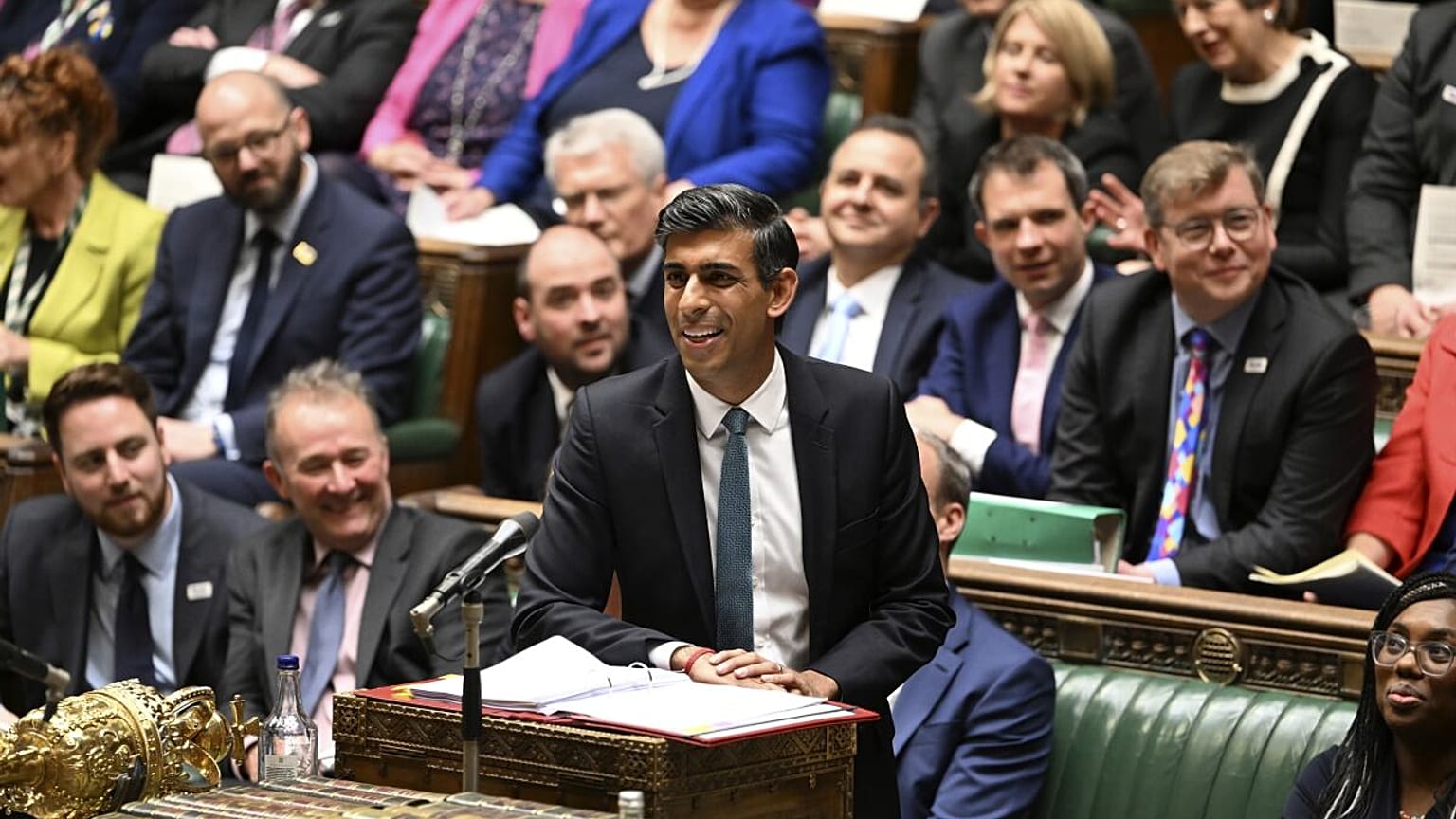 Rishi Sunak miniszterelnök a brit parlamentben. 