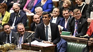 Rishi Sunak miniszterelnök a brit parlamentben. 