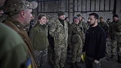 Az ukrán elnök Donyeckben, egy Bahmut közeli katonai álláson