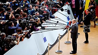 O chanceler alemão, Olaf Scholz, em declarações à imprensa antes do início da cimeira da UE