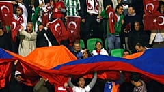 Török és örmény zászló a szurkolóknál a 2009-es vb-selejtezőn