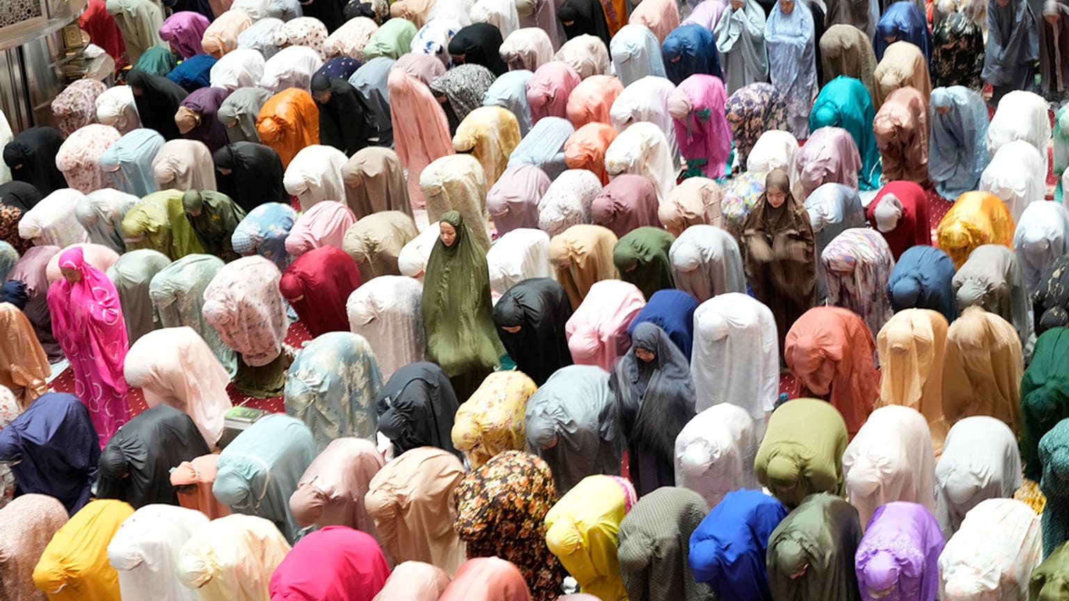 Indonesische Muslime in der Istiqlal-Moschee in Jakarta, Indonesien, 22. März 2023