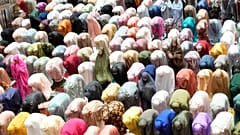 Indonesische Muslime in der Istiqlal-Moschee in Jakarta, Indonesien, 22. März 2023