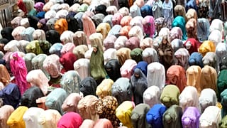 Indonesische Muslime in der Istiqlal-Moschee in Jakarta, Indonesien, 22. März 2023