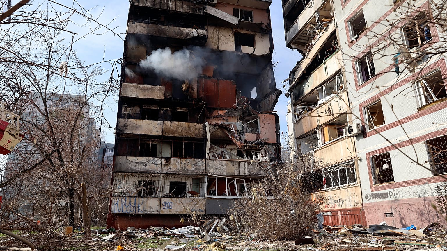 Edificio dañados por dos misiles rusos en Zaporiyia, Ucrania