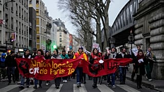 Des manifestants défilent lors d'une manifestation à Paris, mercredi 22 mars 2023.