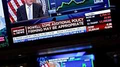 Οι οθόνες στην Wall Street δείχνουν τον κεντρικό τραπεζίτη των ΗΠΑ Τζερόμ Πάουελ κατά την ανακοίνωση της νέας αύξησης