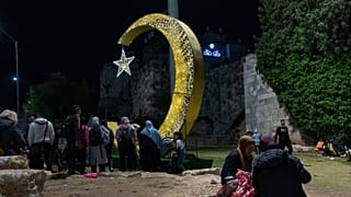 Фонарь в виде полумесяца в Рамалле на Западном берегу реки иордан