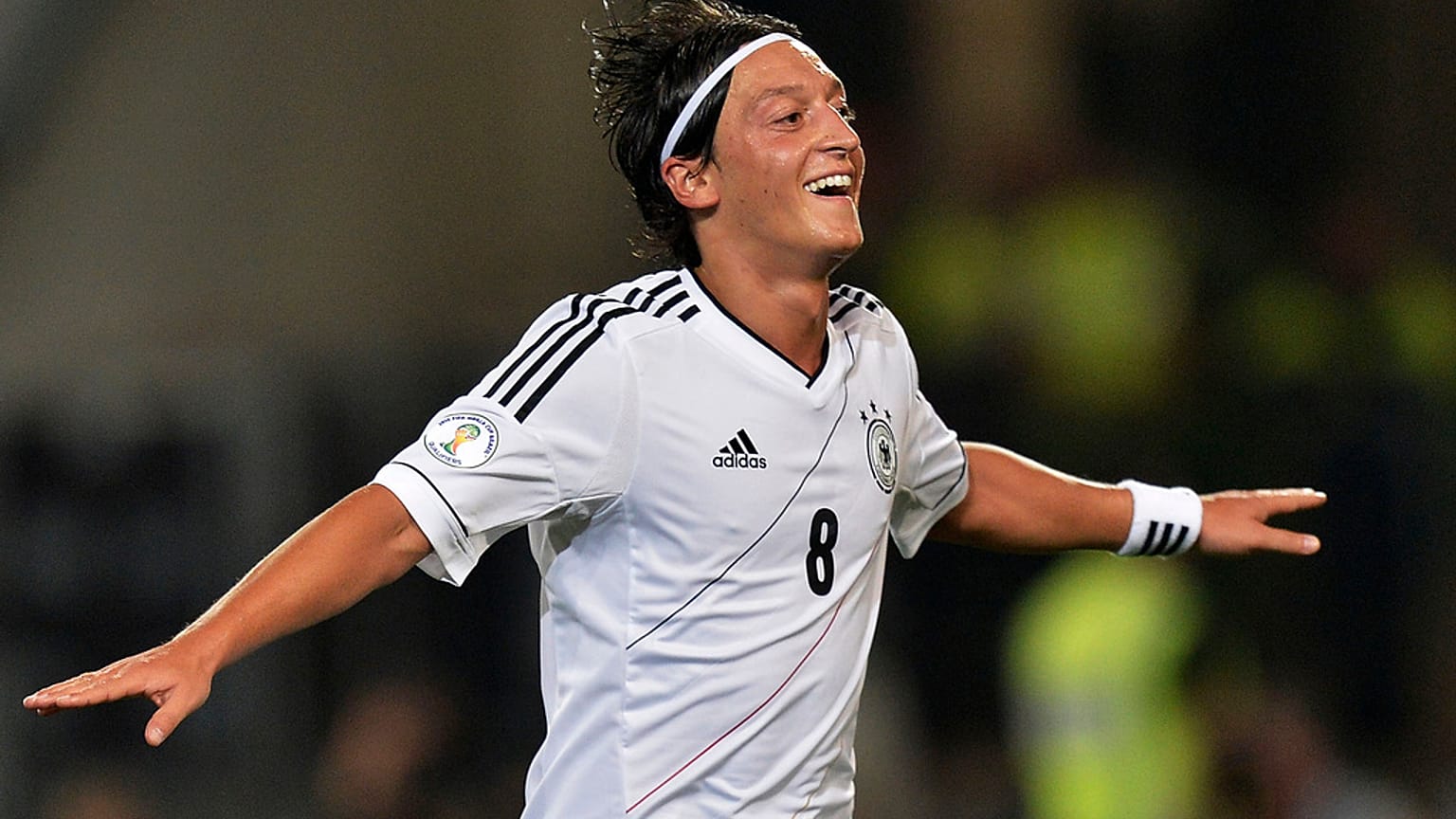 Mesut Özil, Almanya ile Faroe Adaları arasında oynanan 2014 Brezilya Dünya Kupası C grubu eleme futbol maçında gol sevinci. 7 Eylül 2012