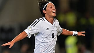 Mesut Özil, Almanya ile Faroe Adaları arasında oynanan 2014 Brezilya Dünya Kupası C grubu eleme futbol maçında gol sevinci. 7 Eylül 2012