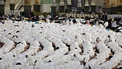 الآلاف يؤدون صلاة التراويح في مكة المكرمة 
