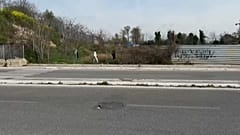 Des exilés, non loin d'un campement informel dans un quartier de Rome