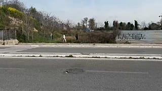 Des exilés, non loin d'un campement informel dans un quartier de Rome