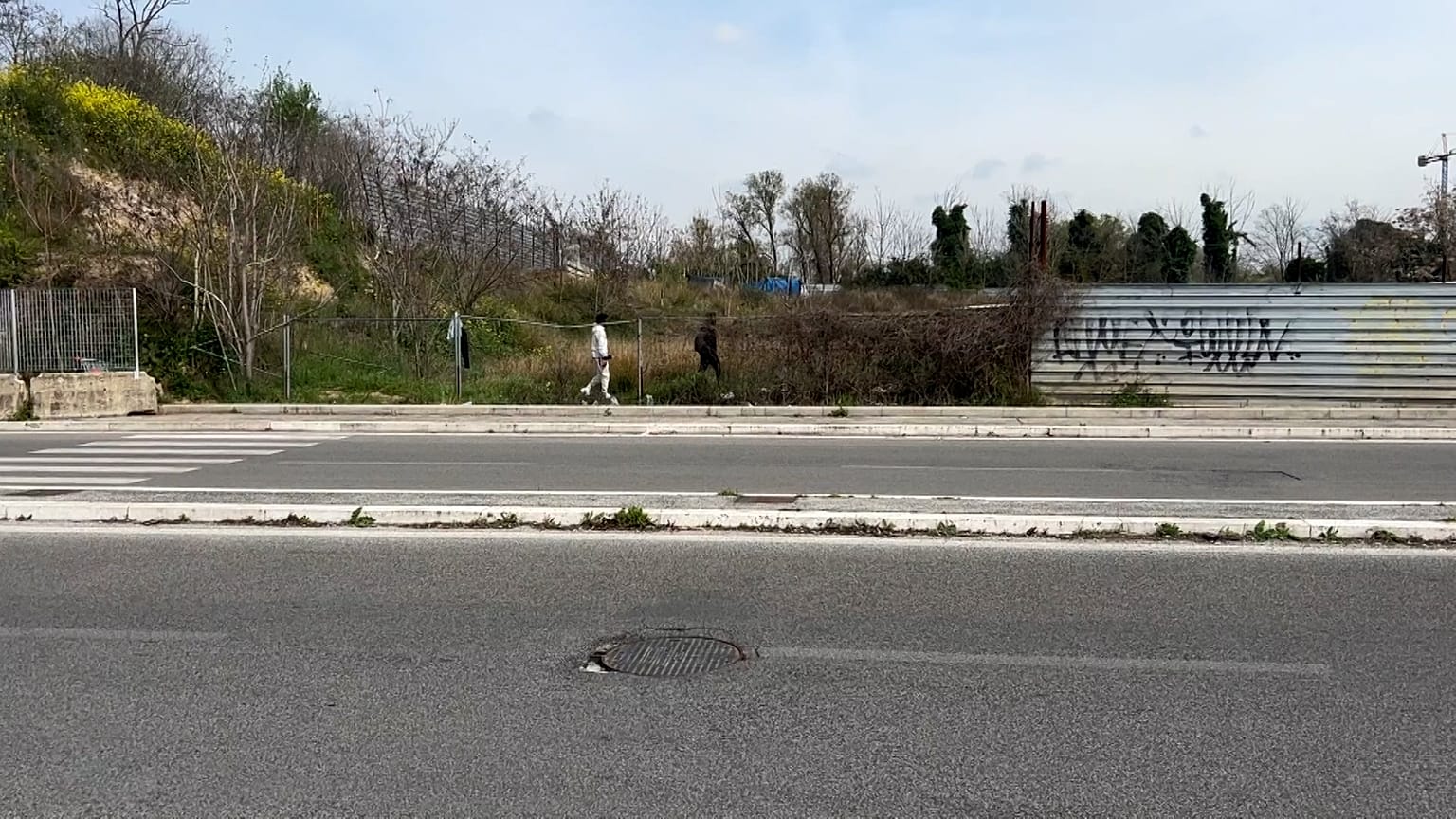 Uno degli accampamenti non ufficiali di migranti a Roma