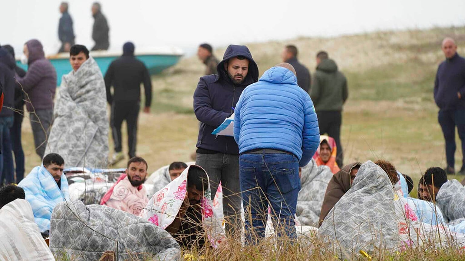 Los equipos de rescate se ocupan de los migrantes supervivientes del trágico naufragio en Calabria, Italia