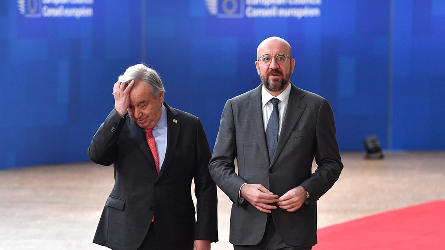 Charles Michel, az Európai Tanács elnöke és Antonio Guterres ENSZ-főtitkár érkeznek az uniós csúcsra
