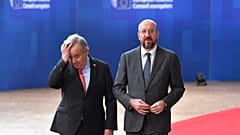 Charles Michel, az Európai Tanács elnöke és Antonio Guterres ENSZ-főtitkár érkeznek az uniós csúcsra