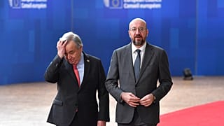 Charles Michel, az Európai Tanács elnöke és Antonio Guterres ENSZ-főtitkár érkeznek az uniós csúcsra